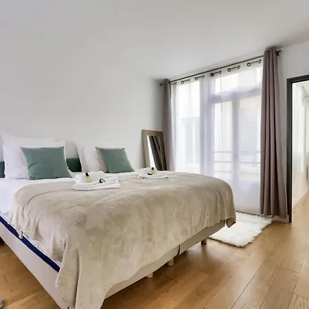 Apartament Magnifique Proche Champs-elysees Paryż